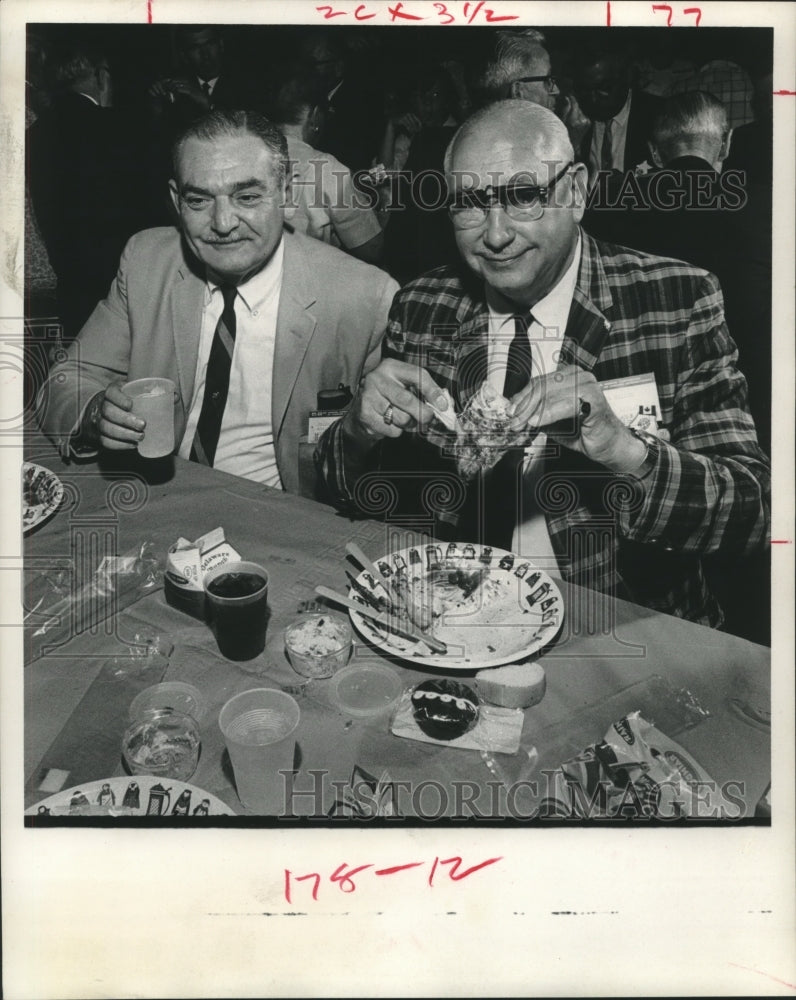 1967 Press Photo Men enjoy dinner at Kiwanis International event in Houston