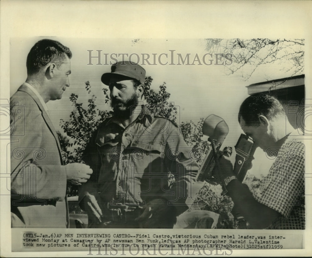 1959 Press Photo Fidel Castro being interviewed at Camaguey by AP's Ben Funk