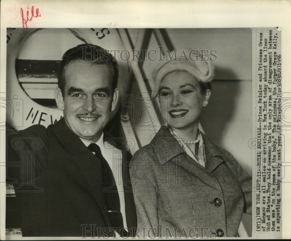 1956 Press Photo Prince Rainer & Princess Grace of Monaco arrive in NY on liner