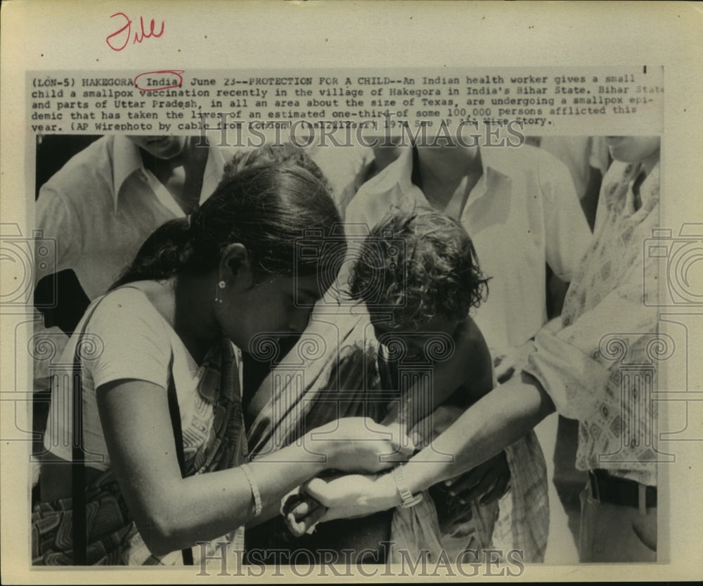 1974 Press Photo Indian health worker vaccinates child in Hakegora, India