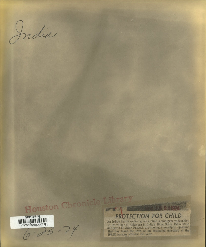 1974 Press Photo Indian health worker vaccinates child in Hakegora, India