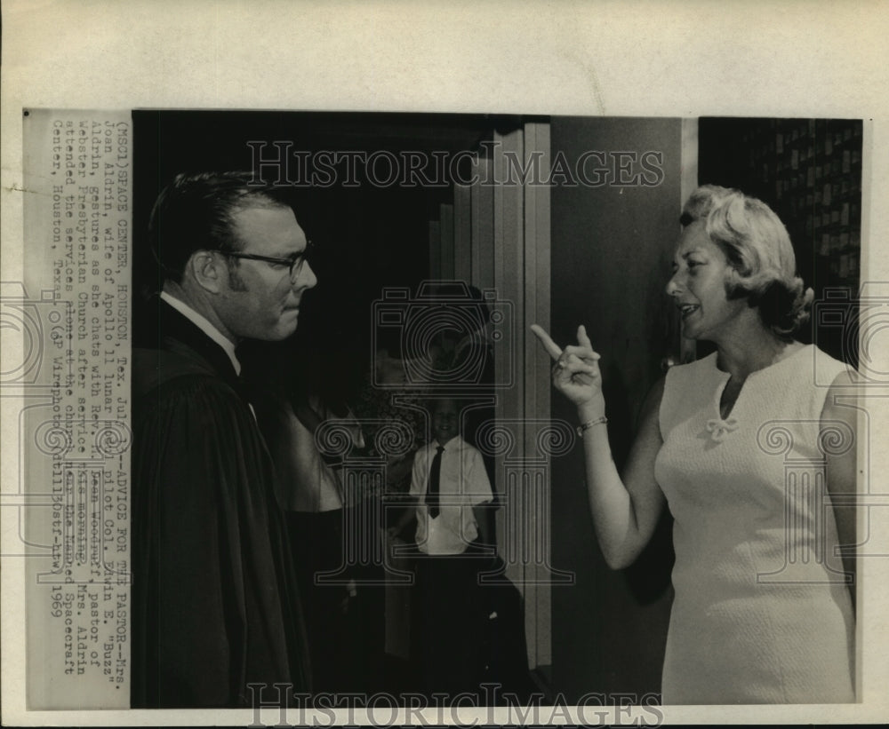 1969 Press Photo Joan Aldrin talks to Rev. Dean Woodruff in Houston church