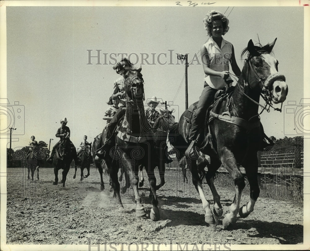 1968 Press Photo Harris County Junior Deputy Sherrif&#39;s Mounted Posse perform- Historic Images