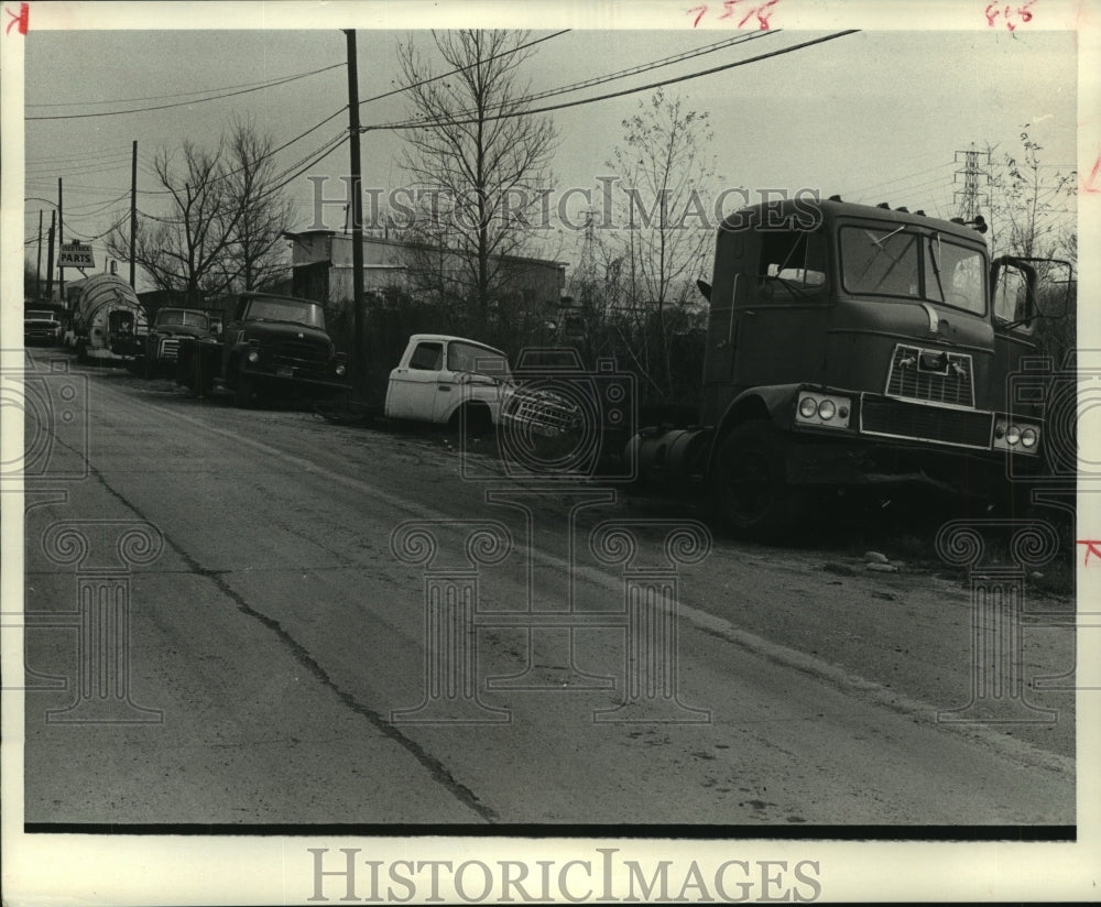 1972 Press Photo Vehicles and junk along Lyons Ave. in Houston - hca40771