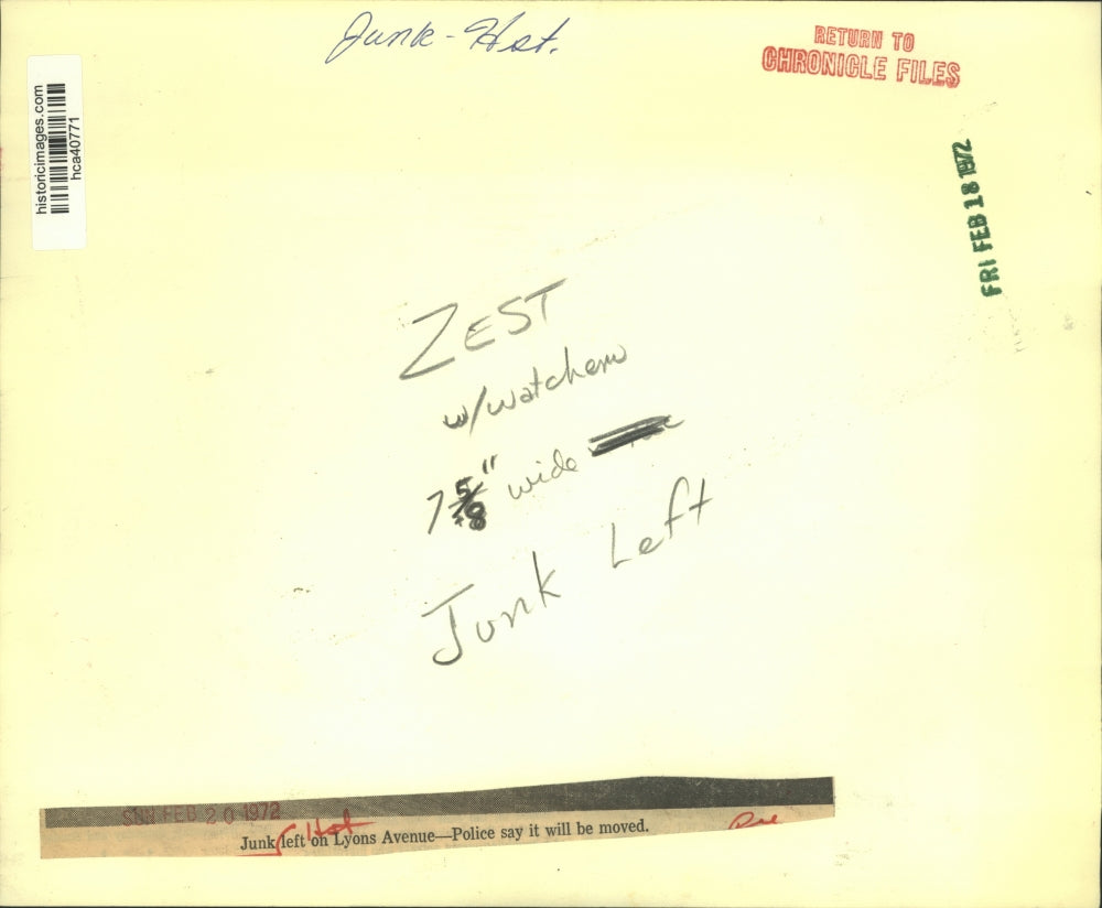 1972 Press Photo Vehicles and junk along Lyons Ave. in Houston - hca40771