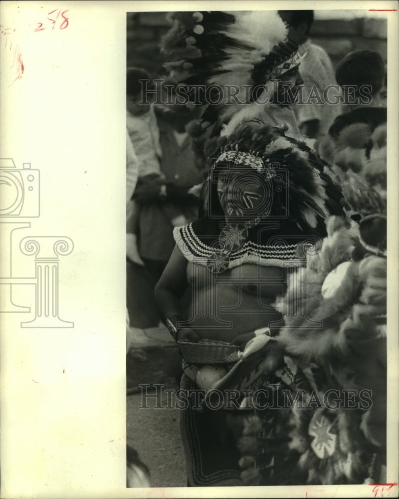 1970 Press Photo Native American man in war bonnet and ceremonial dress