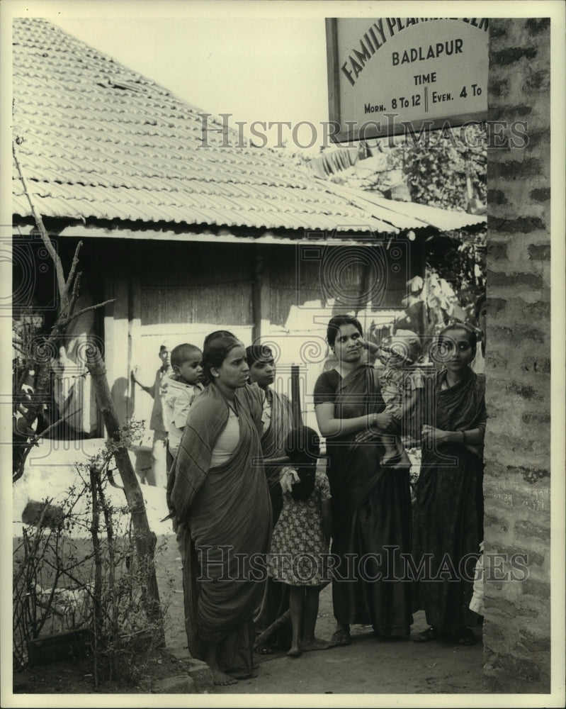 1969 Press Photo Women in line at Badlapur Family Planning Center in India