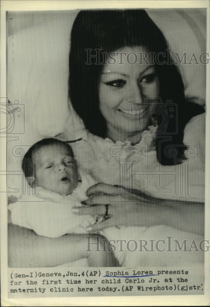 1969 Press Photo Actress Sophia Loren with newborn son in Switzerland hospital- Historic Images