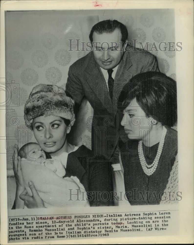 1963 Press Photo Actress Sophia Loren holds niece as parents look on, in Rome- Historic Images