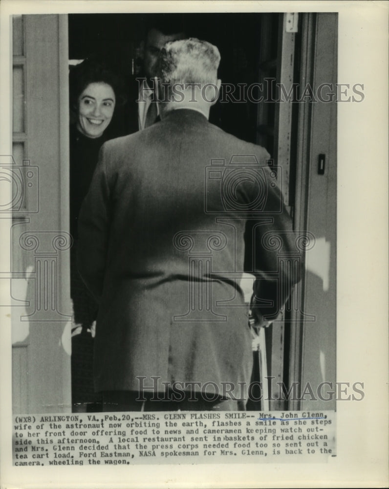 1962 Press Photo Wife of astronaut John Glenn smiles to press outside VA home