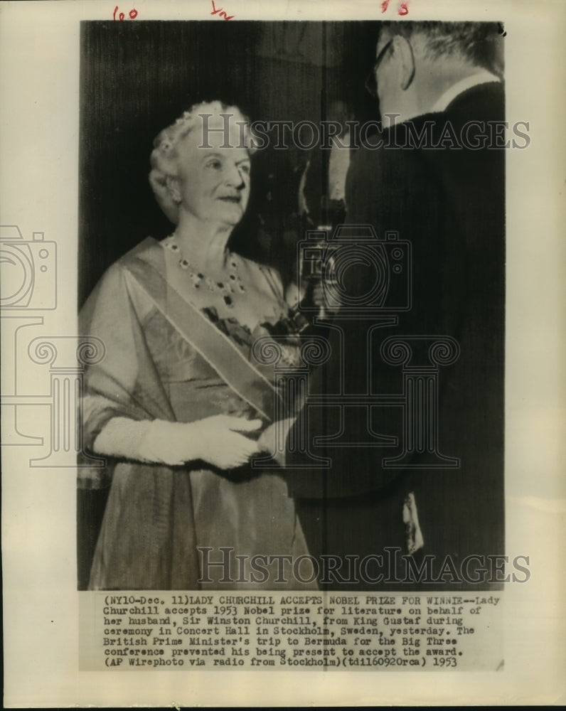 1953 Press Photo Lady Churchill accepts Nobel Prize from King Gustaf in Sweden