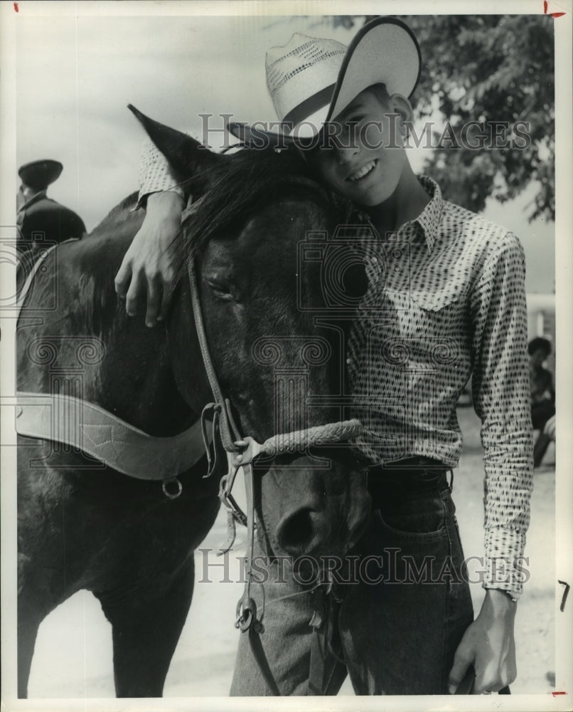 1962 Press Photo Jimmy Daniels with winning horse in Harris County - hca41208- Historic Images