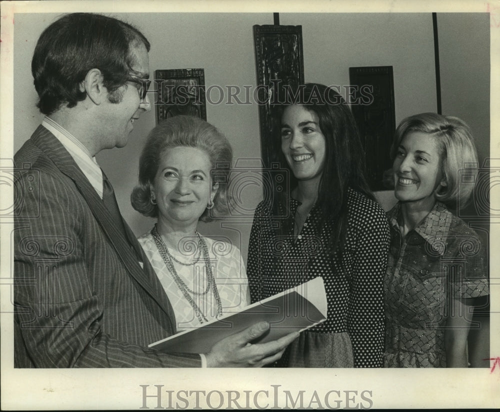 1971 Press Photo Dr. Joe Champagne talks with women at Houston Community College