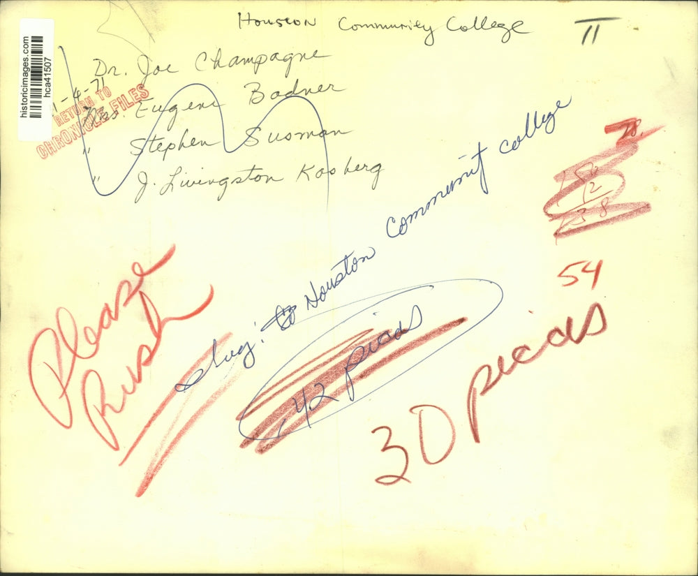 1971 Press Photo Dr. Joe Champagne talks with women at Houston Community College