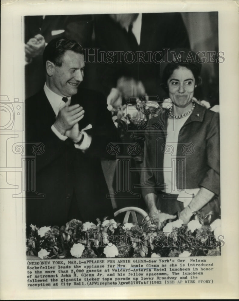 1962 Press Photo NY Gov Nelson Rockefeller applauds Mrs. John Glenn at event