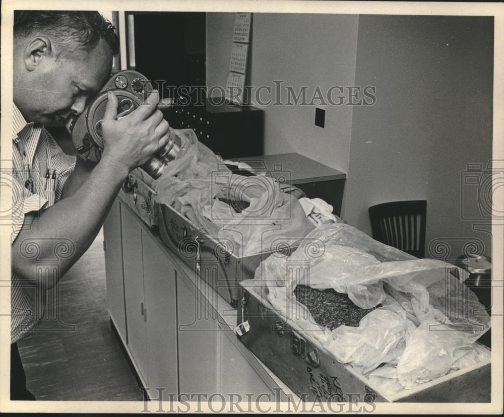 1968 Press Photo Joe Gaston films marijuana seized in Houston - hca41841