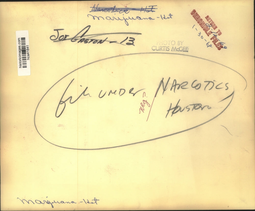 1968 Press Photo Joe Gaston films marijuana seized in Houston - hca41841