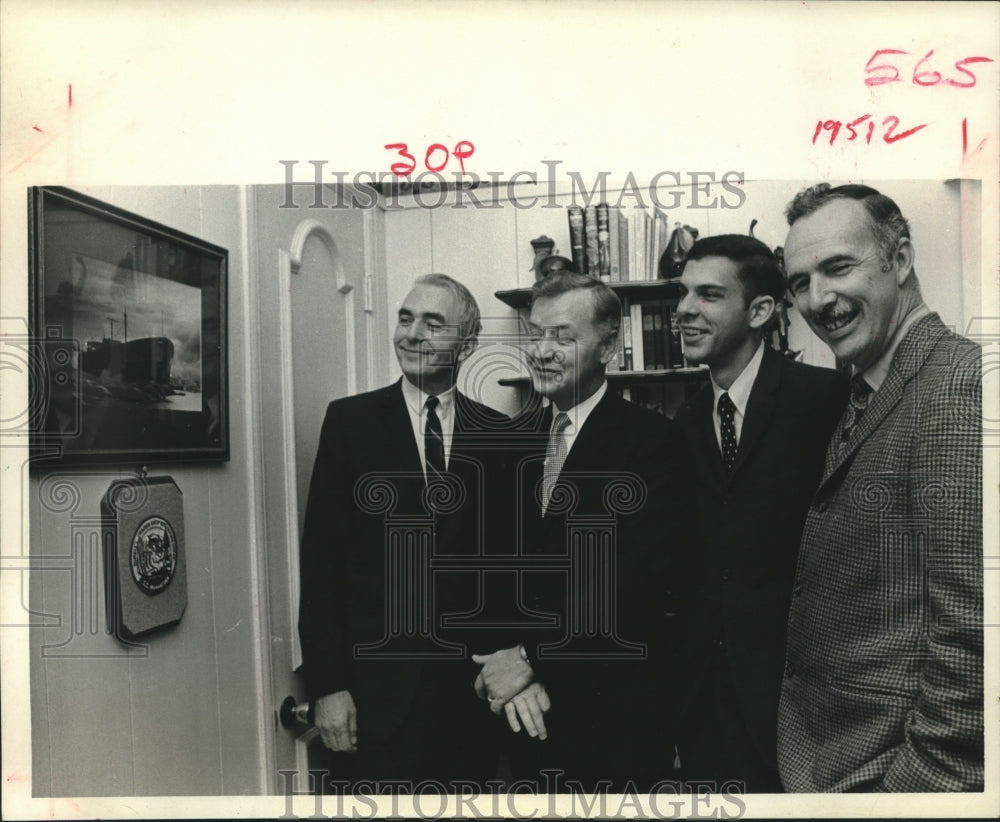 1969 Press Photo Ss Manhattan crew members check out mementos in Houston