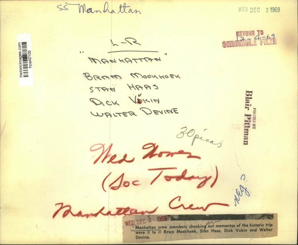 1969 Press Photo Ss Manhattan crew members check out mementos in Houston