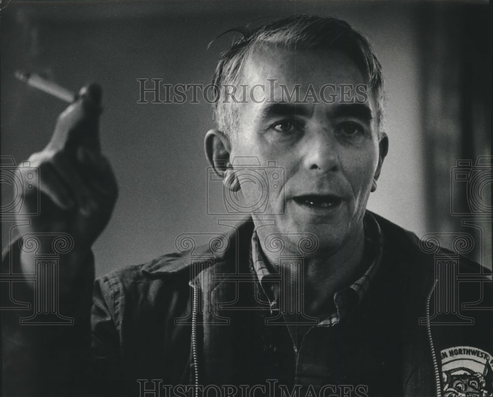 1969 Press Photo Engineer A.D. "Bram" Mookhoek discusses SS Manhattan project