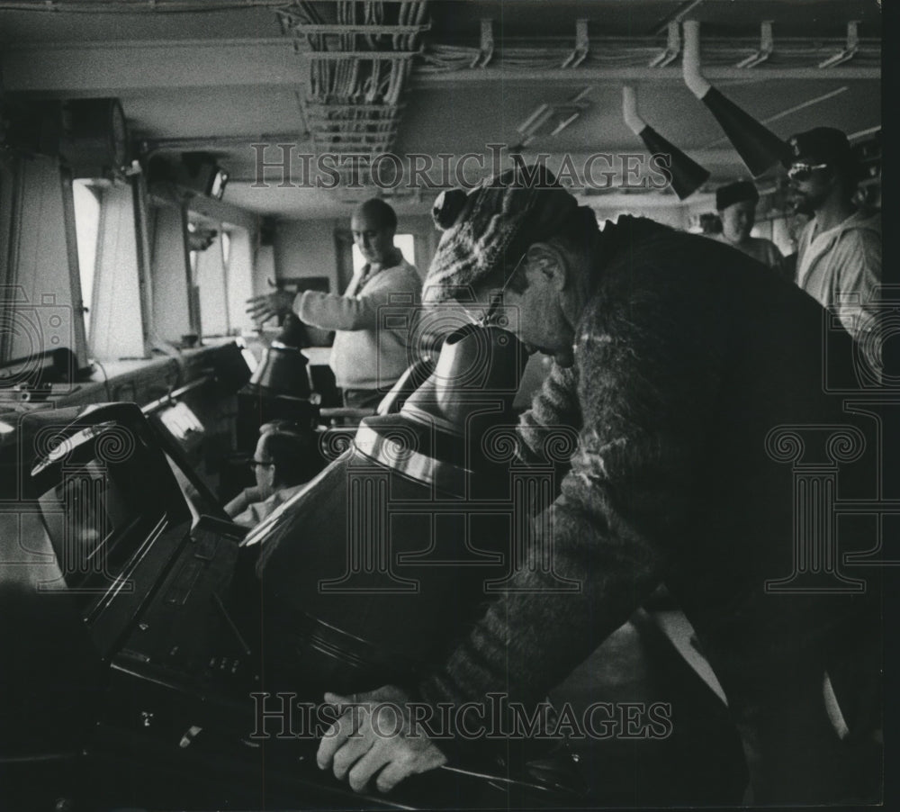 1969 Press Photo Capt Roger Steward looks into radarscope on SS Manhattan bridge