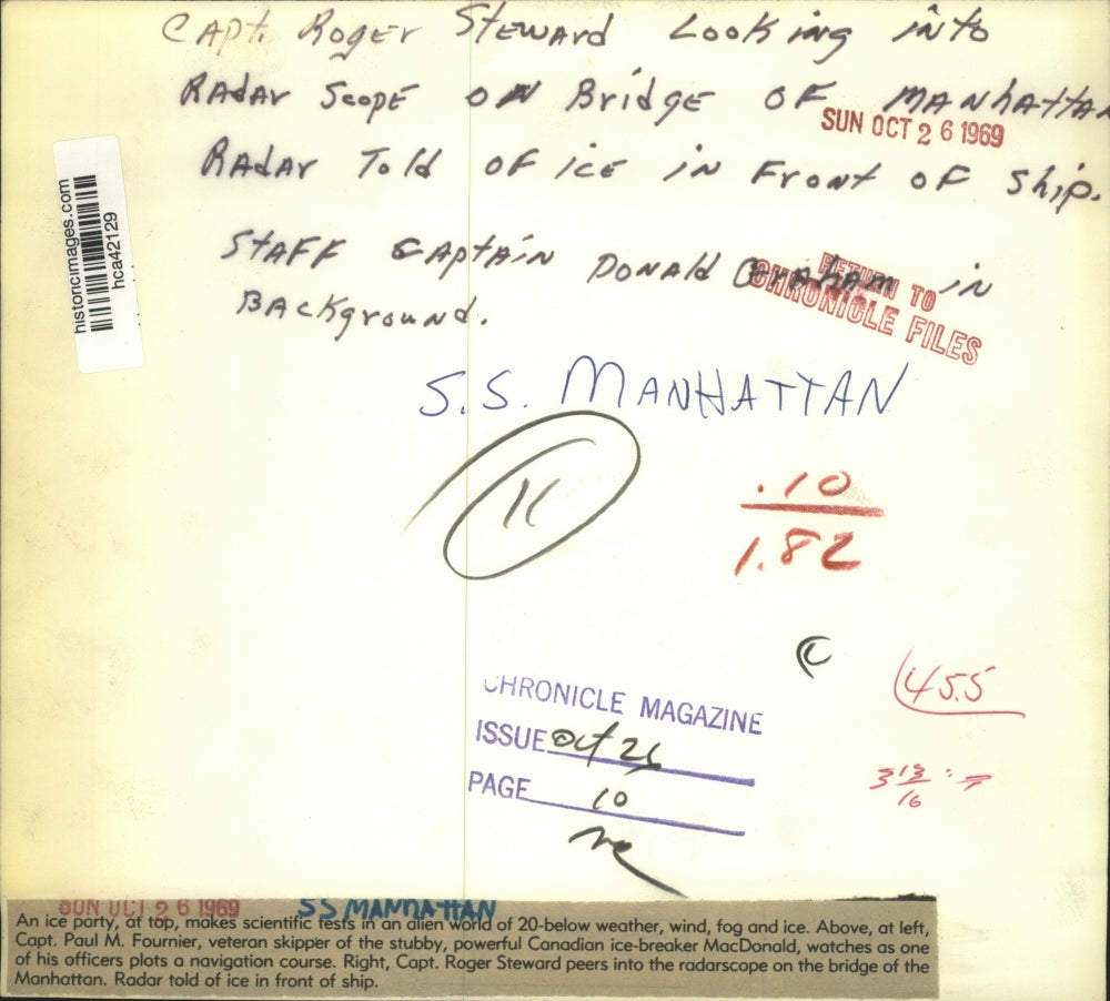 1969 Press Photo Capt Roger Steward looks into radarscope on SS Manhattan bridge