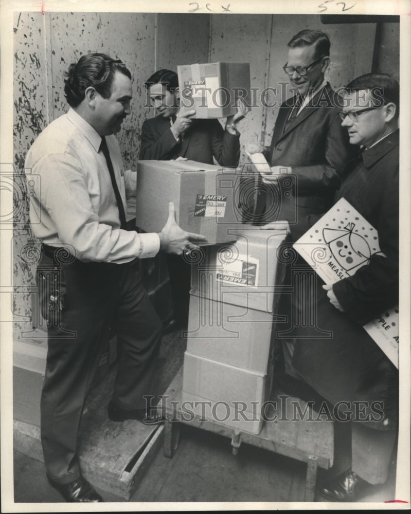 1967 Press Photo Men unload boxes of vaccine for Houston's anti-measles drive