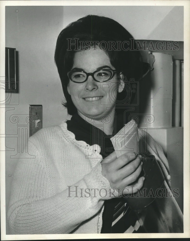 1971 Press Photo Karen Roberts with Merchants Park Bank in Houston - hca42784