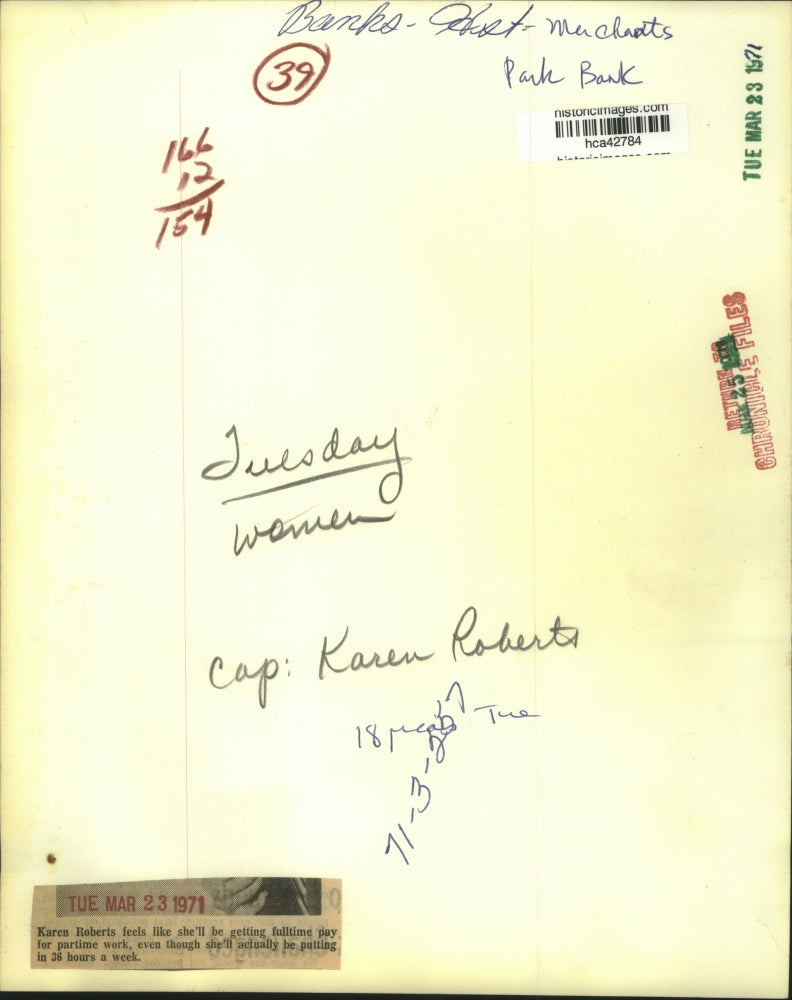 1971 Press Photo Karen Roberts with Merchants Park Bank in Houston - hca42784