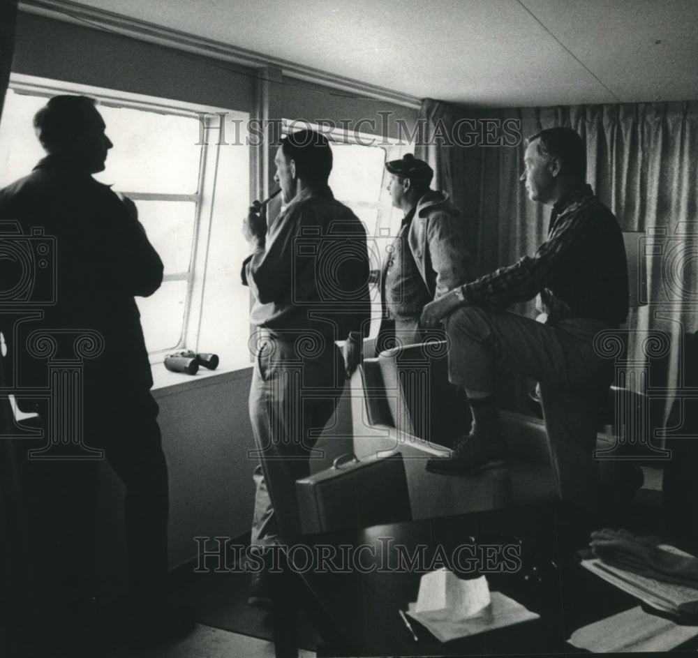 1969 Press Photo SS Mahattan crew look out window - icebound in McClure Strait