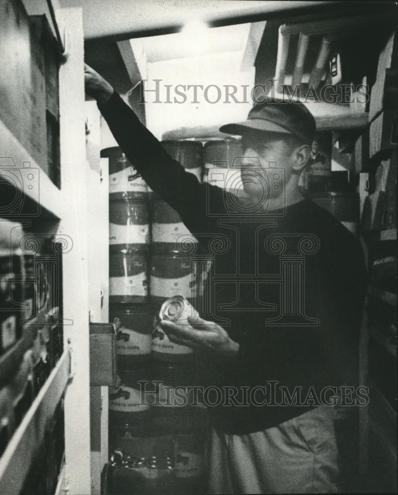 1969 Press Photo SS Manhattan chief steward Leo Oliveira in supply room on ship