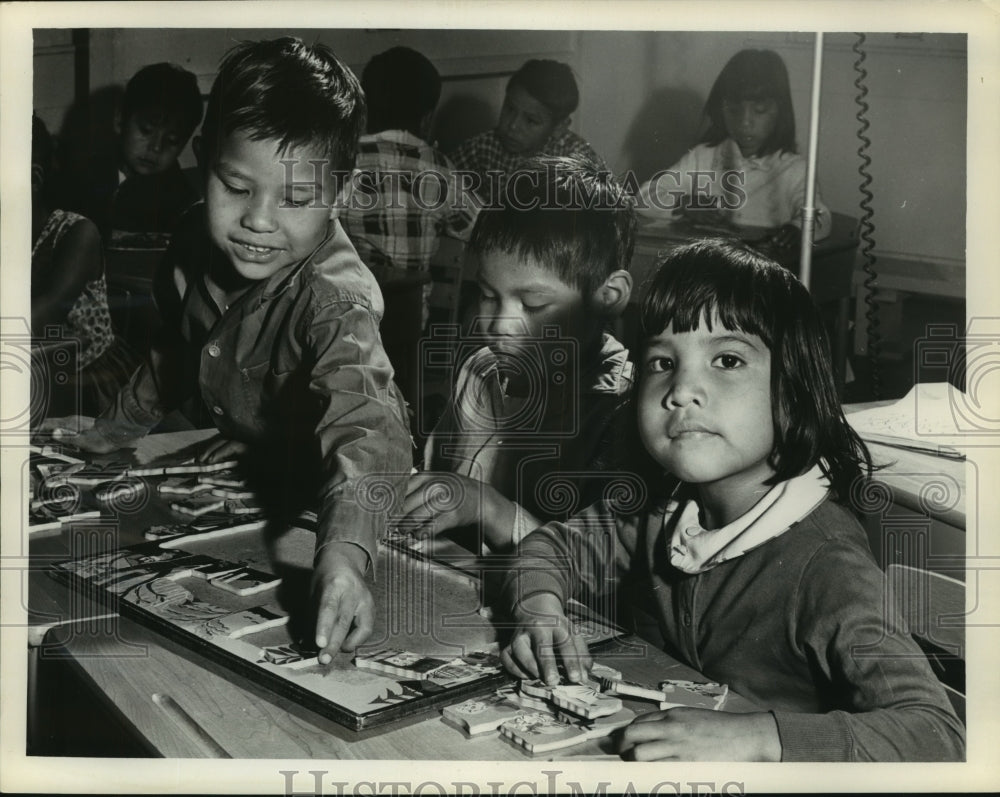 1961 Press Photo Native American Alabama Coushatta students in TX classroom