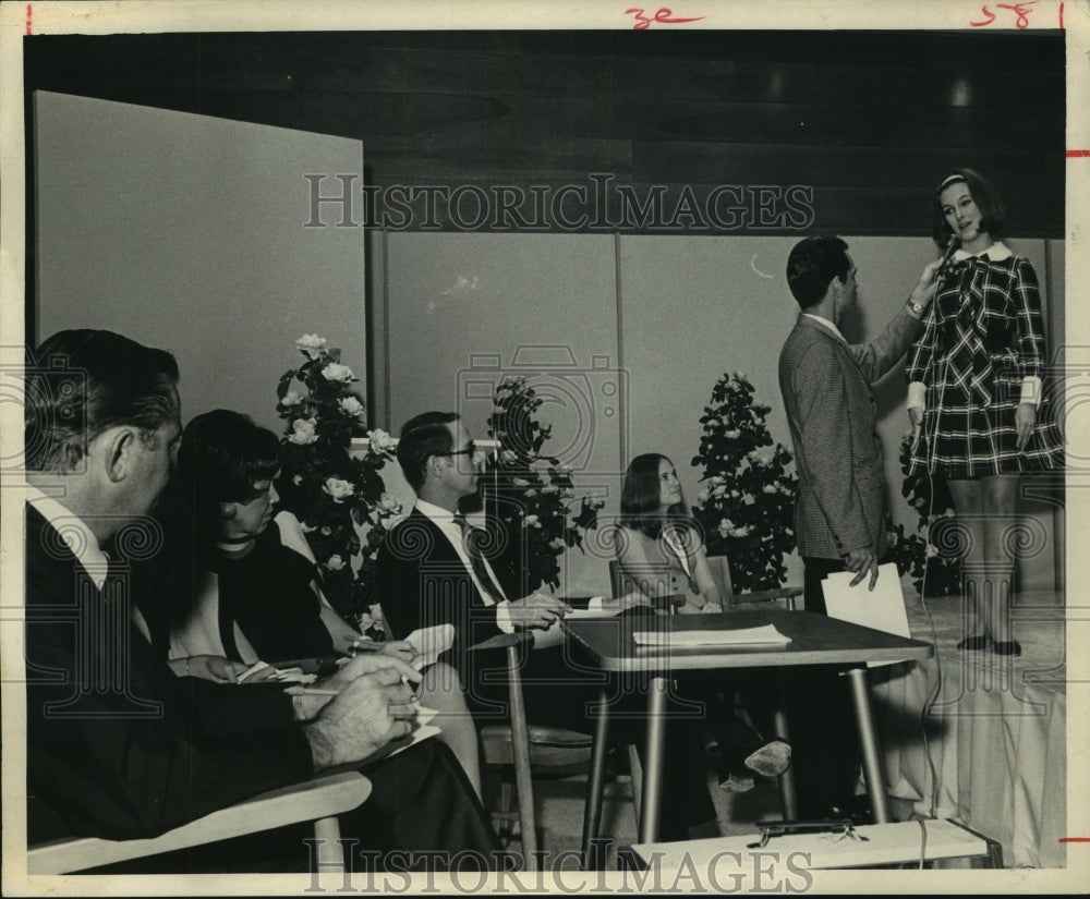 1968 Press Photo Suzanne Allen onstage at Miss Teenage Houston semi-finals