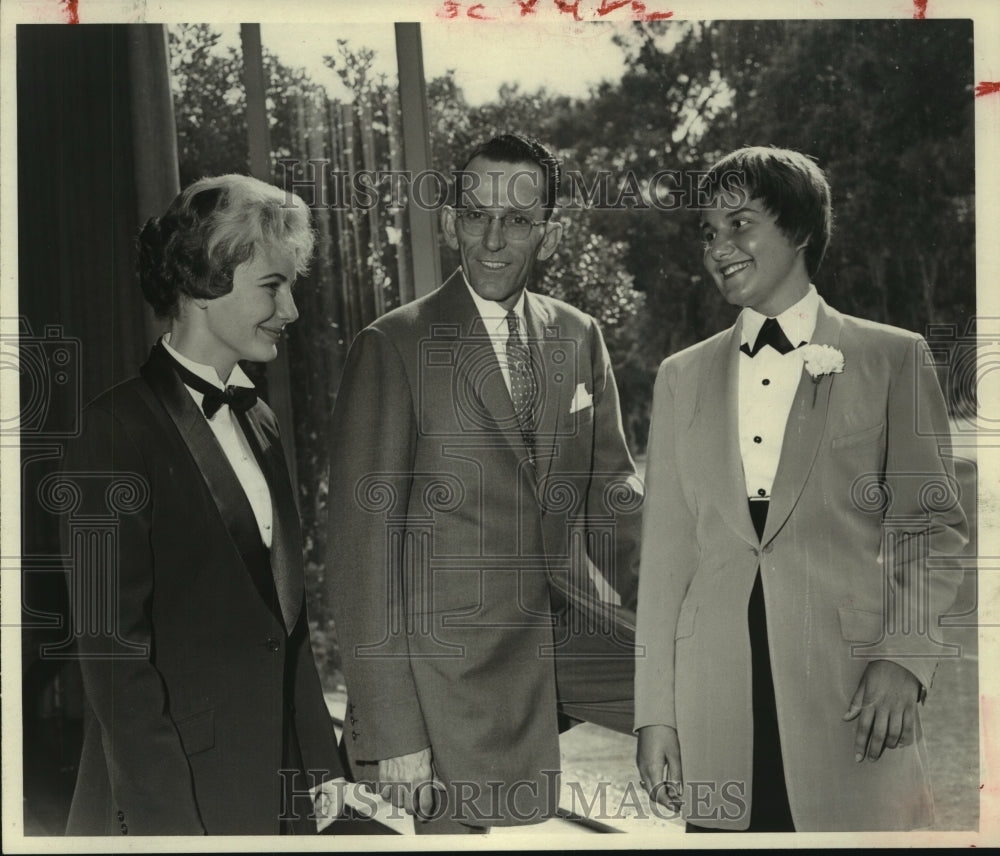 1959 Press Photo Pin Oak Charity Horse show attendees in Houston - hca43700- Historic Images