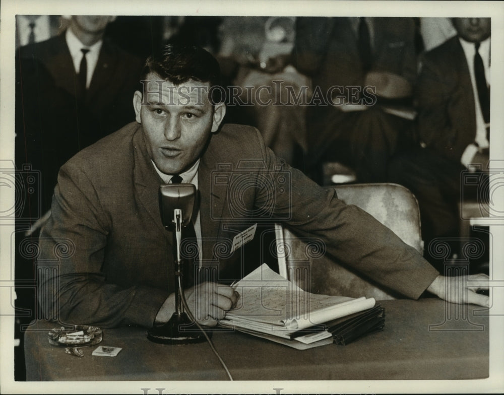 1964 Press Photo Lawyer Wyatt Heard speaks in microphone in Texas court