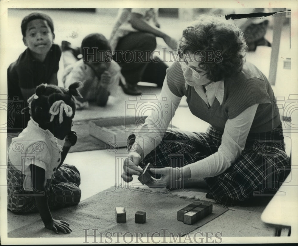 1973 Press Photo Houston Model City preschool director Laverne Hogan & students