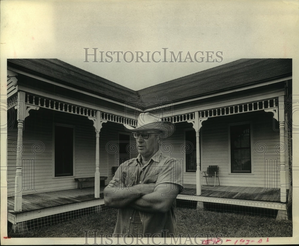 1972 Press Photo Harvey Stueseel outside his home at Mill Creek - hca43814