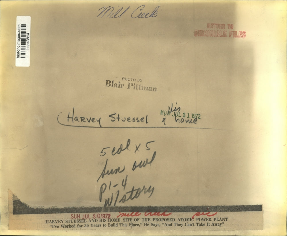 1972 Press Photo Harvey Stueseel outside his home at Mill Creek - hca43814