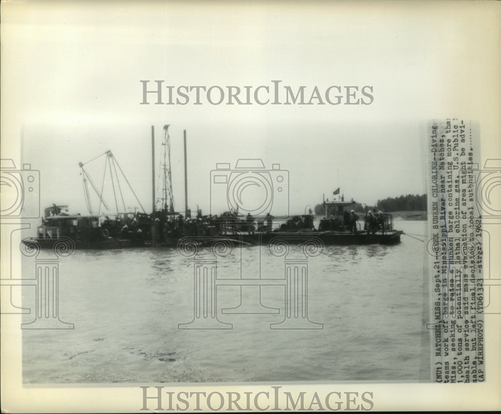 1962 Press Photo Barge on Mississippi attempts to raise sunken barge in Natchez