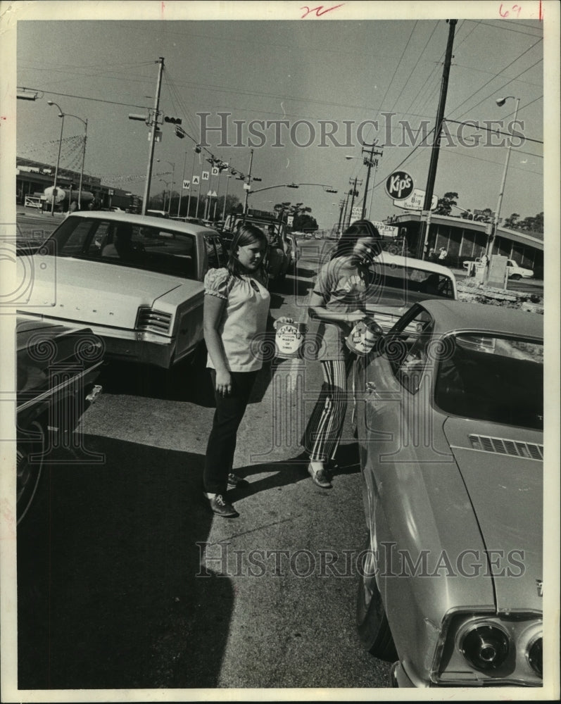 1971 Press Photo Girls collect March of Dimes donations during Houston roadblock