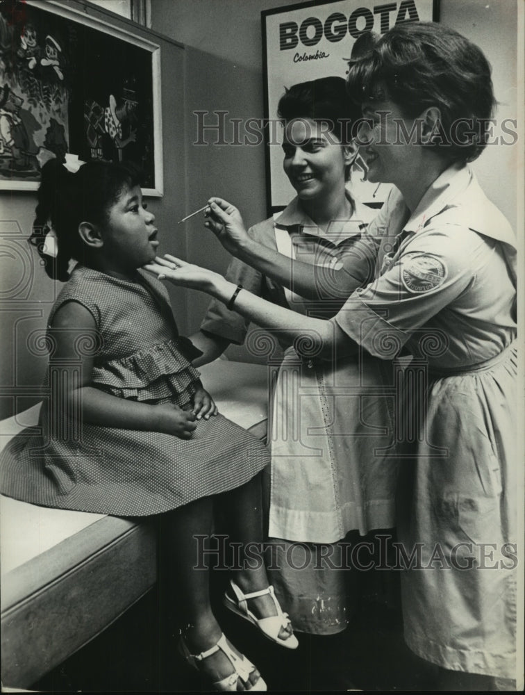 1965 Press Photo Little patients get big smiles from Junior Leaguers, Houston