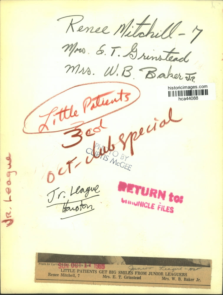 1965 Press Photo Little patients get big smiles from Junior Leaguers, Houston