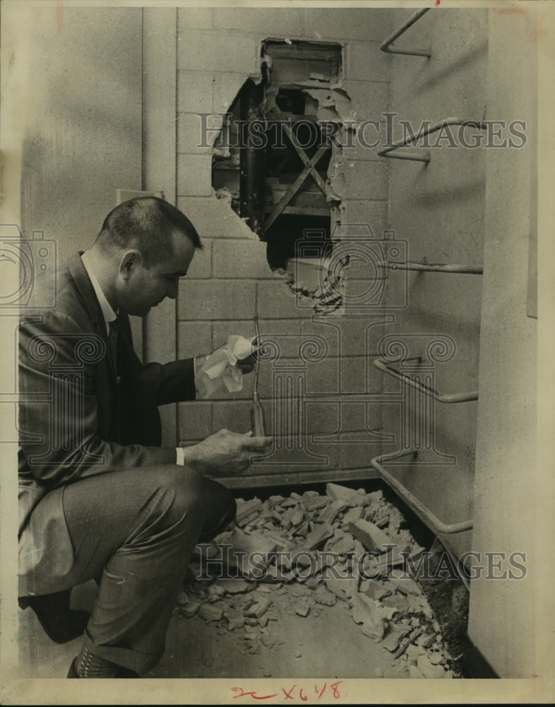 1967 Press Photo Detective B. G. Smelley inspects Meyerland bank TX crime scene