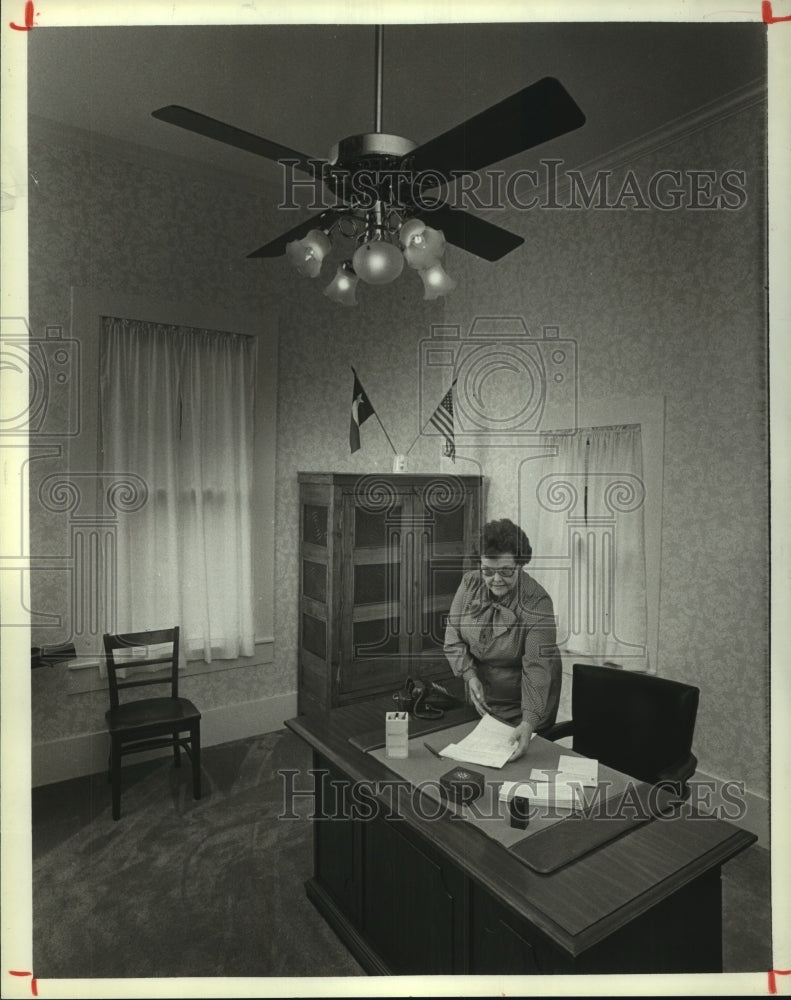 1983 Press Photo Virginia Keasling, Secretary-Montgomery County City Hall, Texas