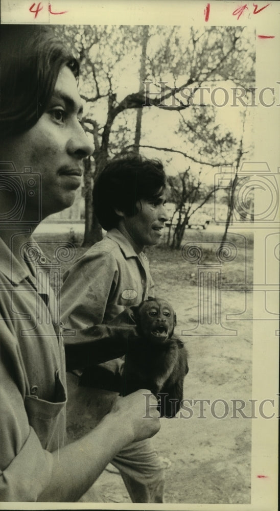 1974 Press Photo Gregorio Villegas, Houston Humane Society, with monkey, Texas