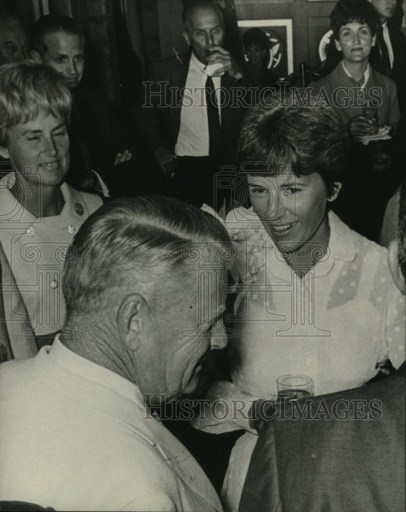 1969 Press Photo Beaming wife of Apollo 11 Astronauts, Jan Armstrong Chats
