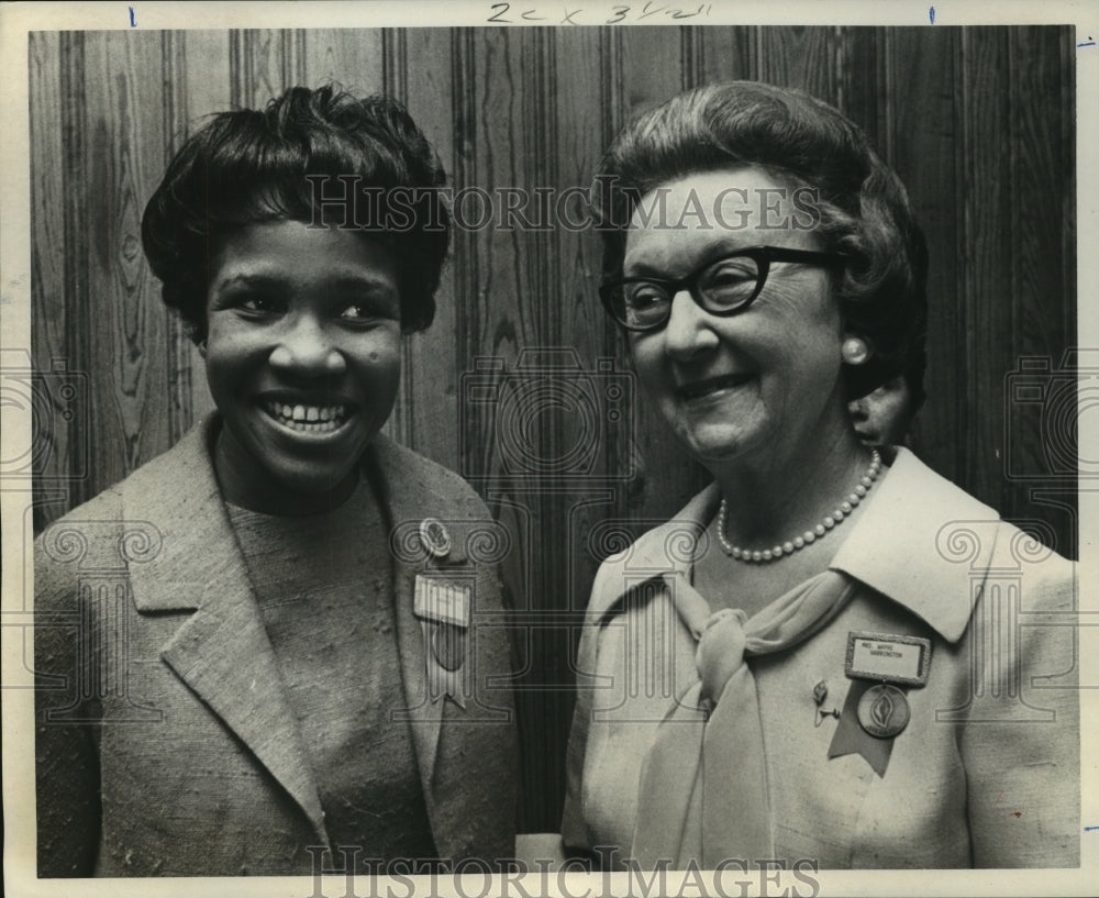 1970 Press Photo Theressa Hoover & Mrs. Wayne Harrington in TX for church event