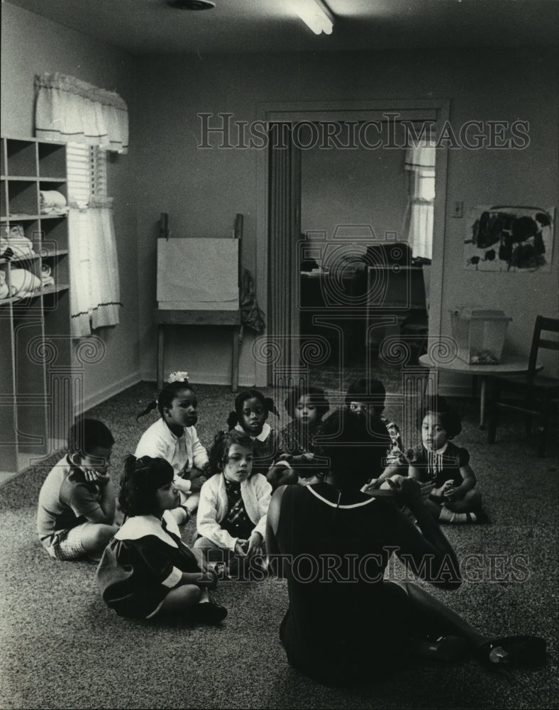 1968 Press Photo Children listen to story by Alice Jones at Houston day care