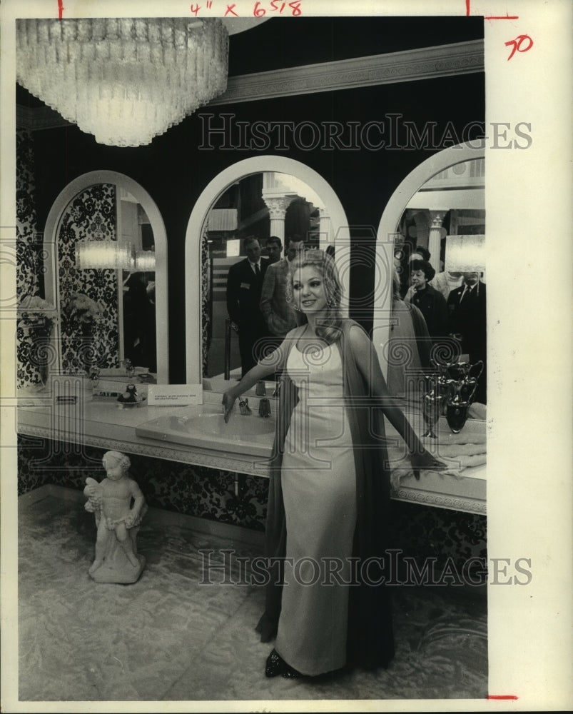 1969 Press Photo Jeanie Brinkman shows American Standard bath at show in Houston