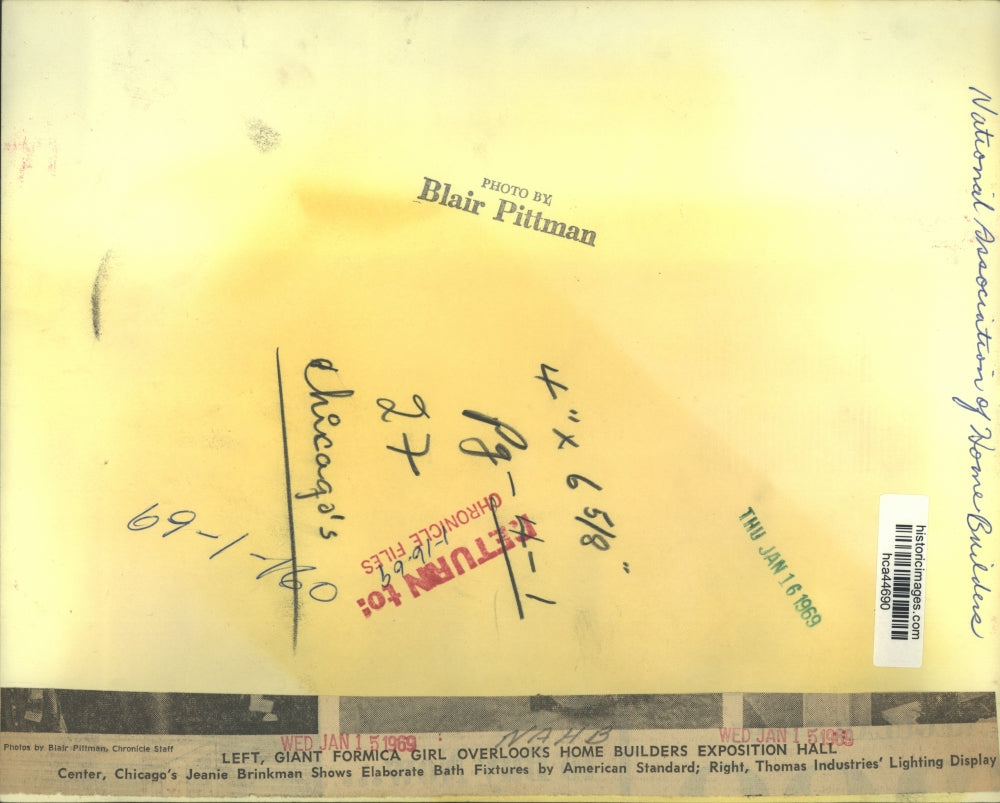 1969 Press Photo Jeanie Brinkman shows American Standard bath at show in Houston